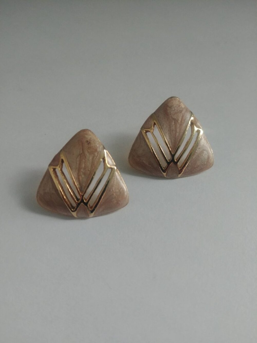 Vintage triangle earrings gold tone with light tan cream swirls